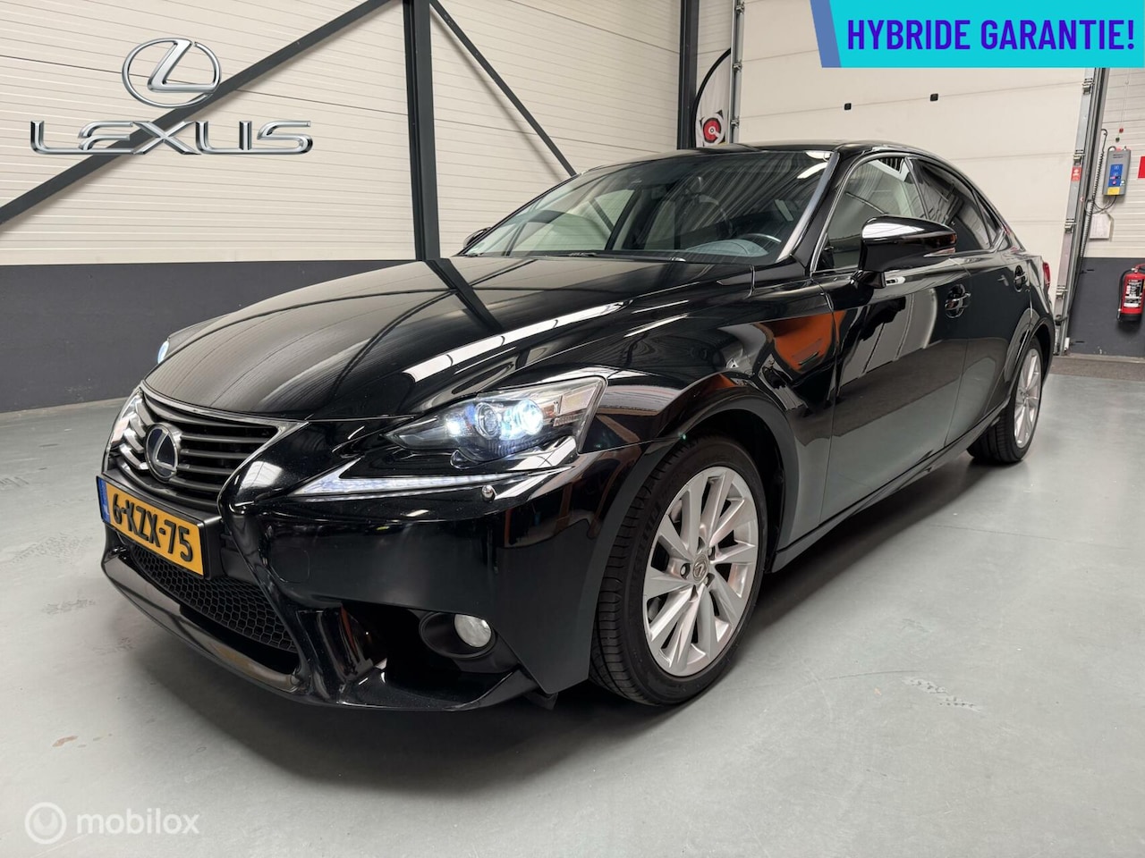 Lexus IS - 300h First Edition LED|DAB|Dealer-auto! - AutoWereld.nl