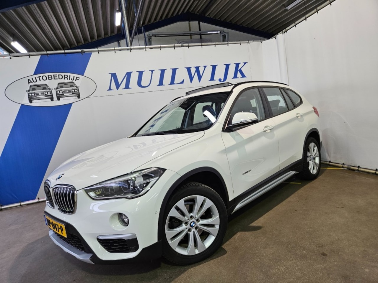 BMW X1 - sDrive18i High Executive / Pano / LED - AutoWereld.nl