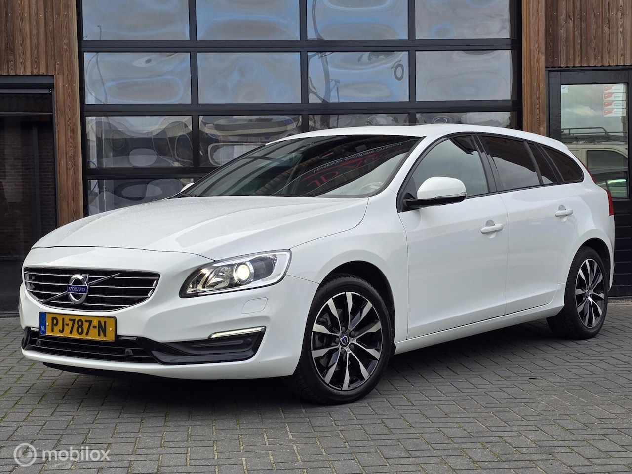 Volvo V60 - 2.0 T3 OPEN DAK LEER CAMERA TREKHAAK STANDKACHEL - AutoWereld.nl