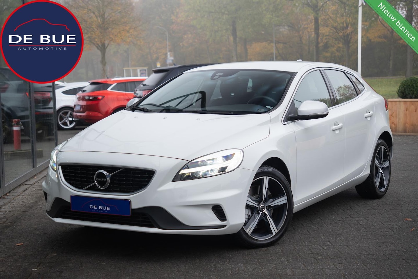Volvo V40 - 2.0 D3 R-Design Automaat|1ste Eig.|Org NL NAP|BTW Auto|Trekhaak|Full LED|Standkachel|Stoel - AutoWereld.nl