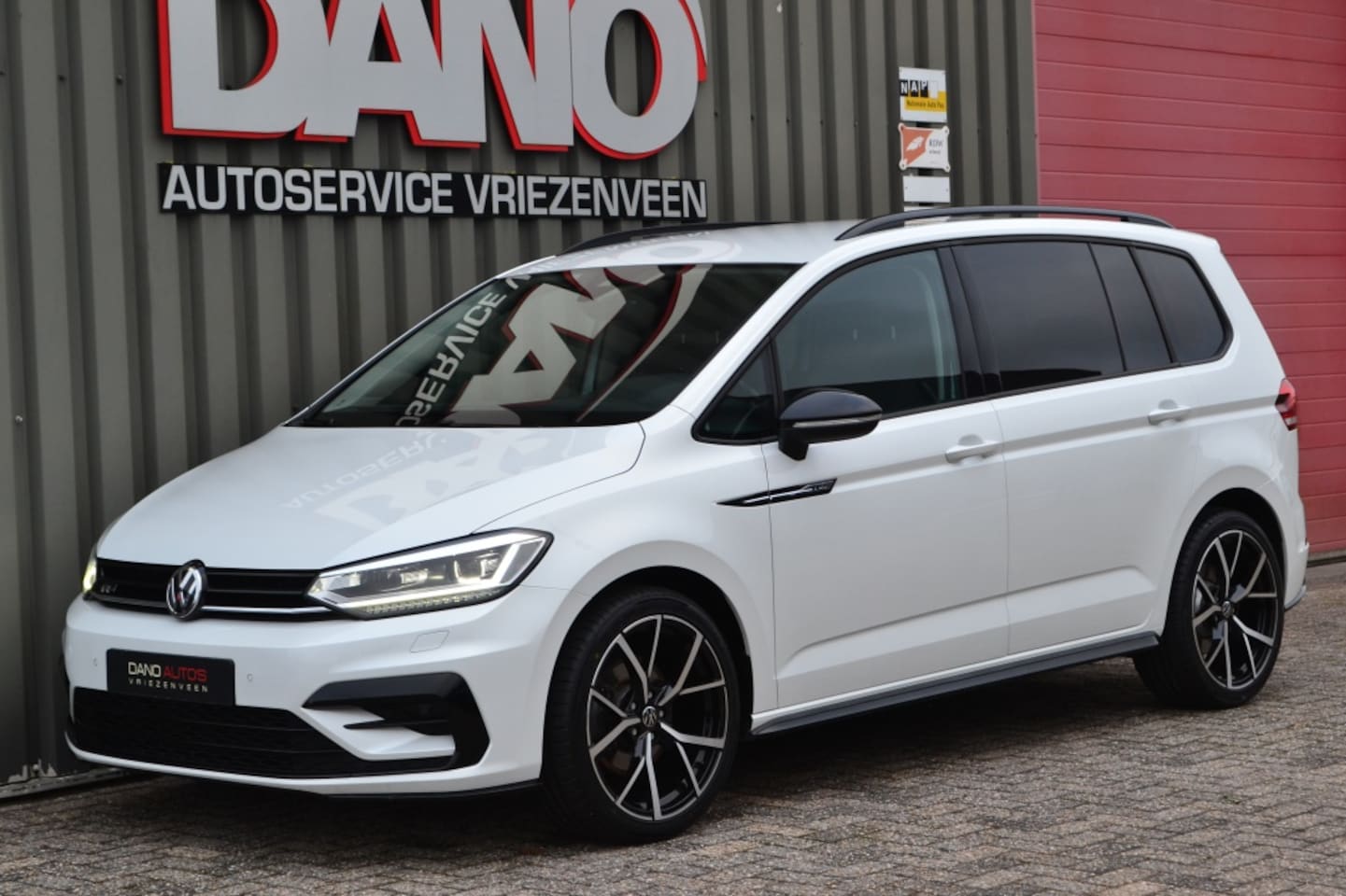 Volkswagen Touran - 1.8 TSI DSG 180PK R-line Camera/LED/Navi/19'' - AutoWereld.nl