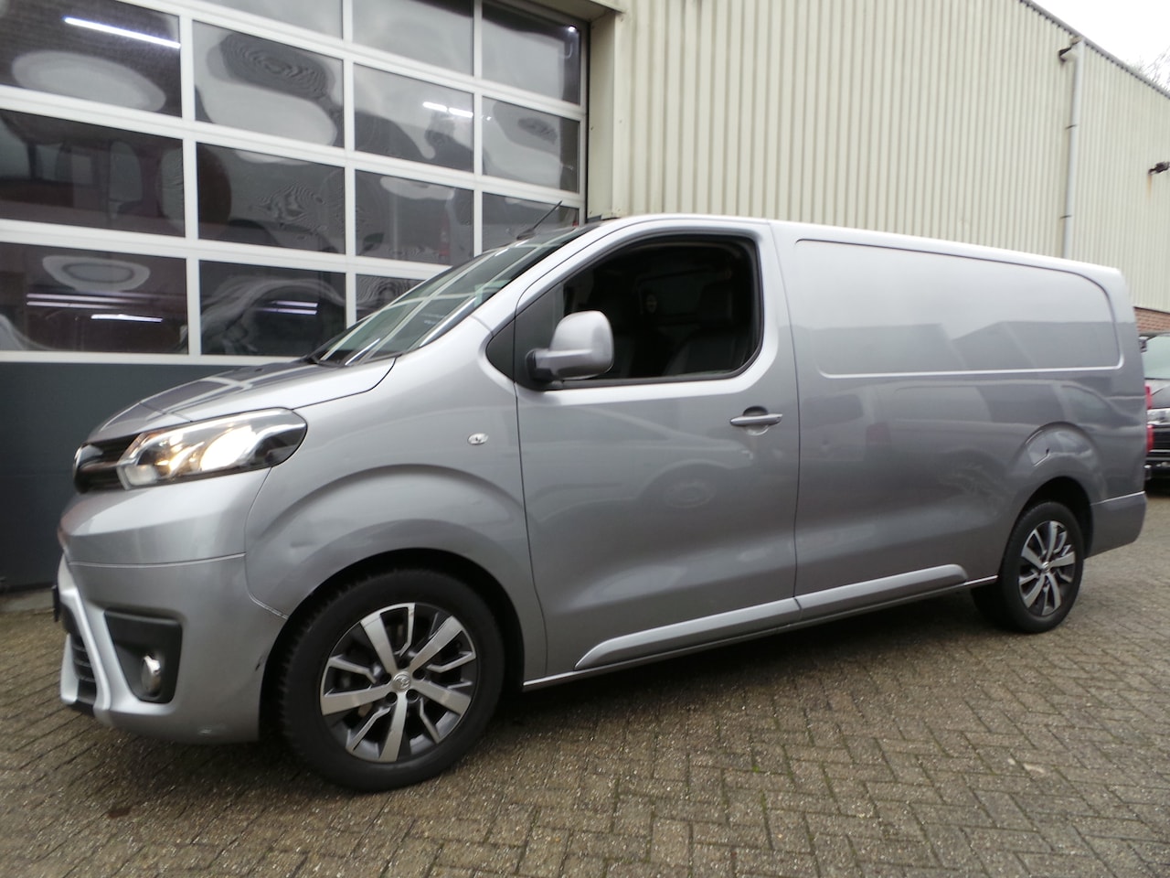 Toyota PROACE Long Worker - 2.0 D-4D Creator Airco,Cruise,Pdc,Lmv,trekhaak diversen gebruikerssporen - AutoWereld.nl