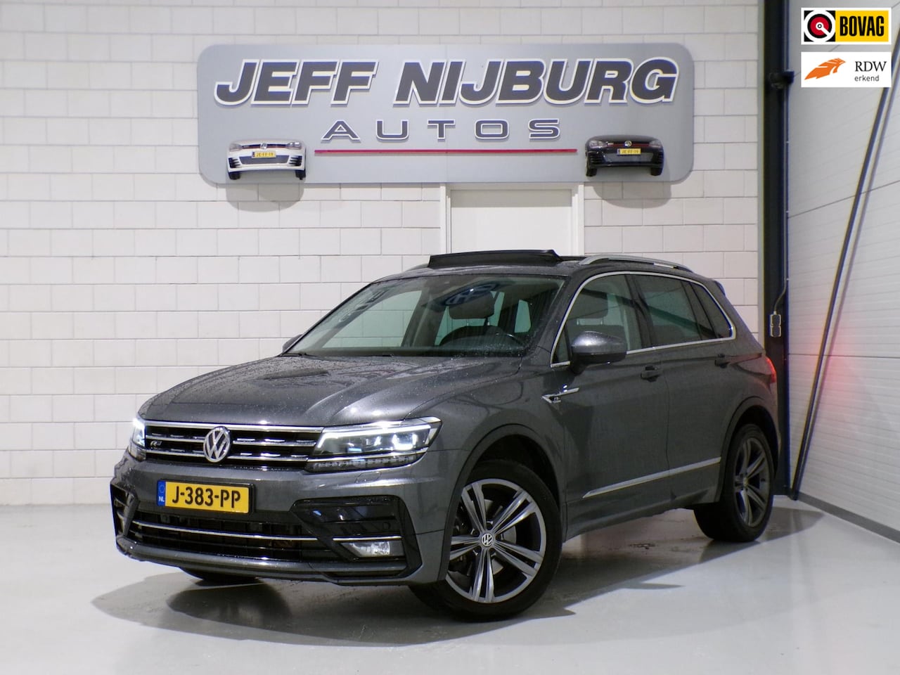 Volkswagen Tiguan - 2.0 TSI DSG 4Motion Highline R-Line "Automaat" Pano Trekhaak Virtual Carplay Head-up Adapt - AutoWereld.nl
