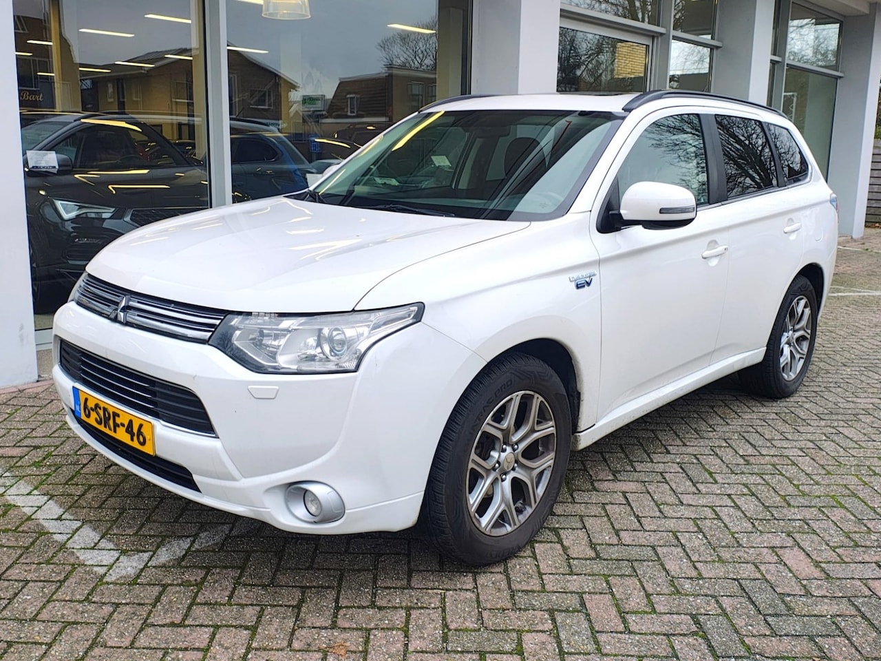 Mitsubishi Outlander - 2.0 PHEV INSTYLE met APK TOT 03-2026 - AutoWereld.nl