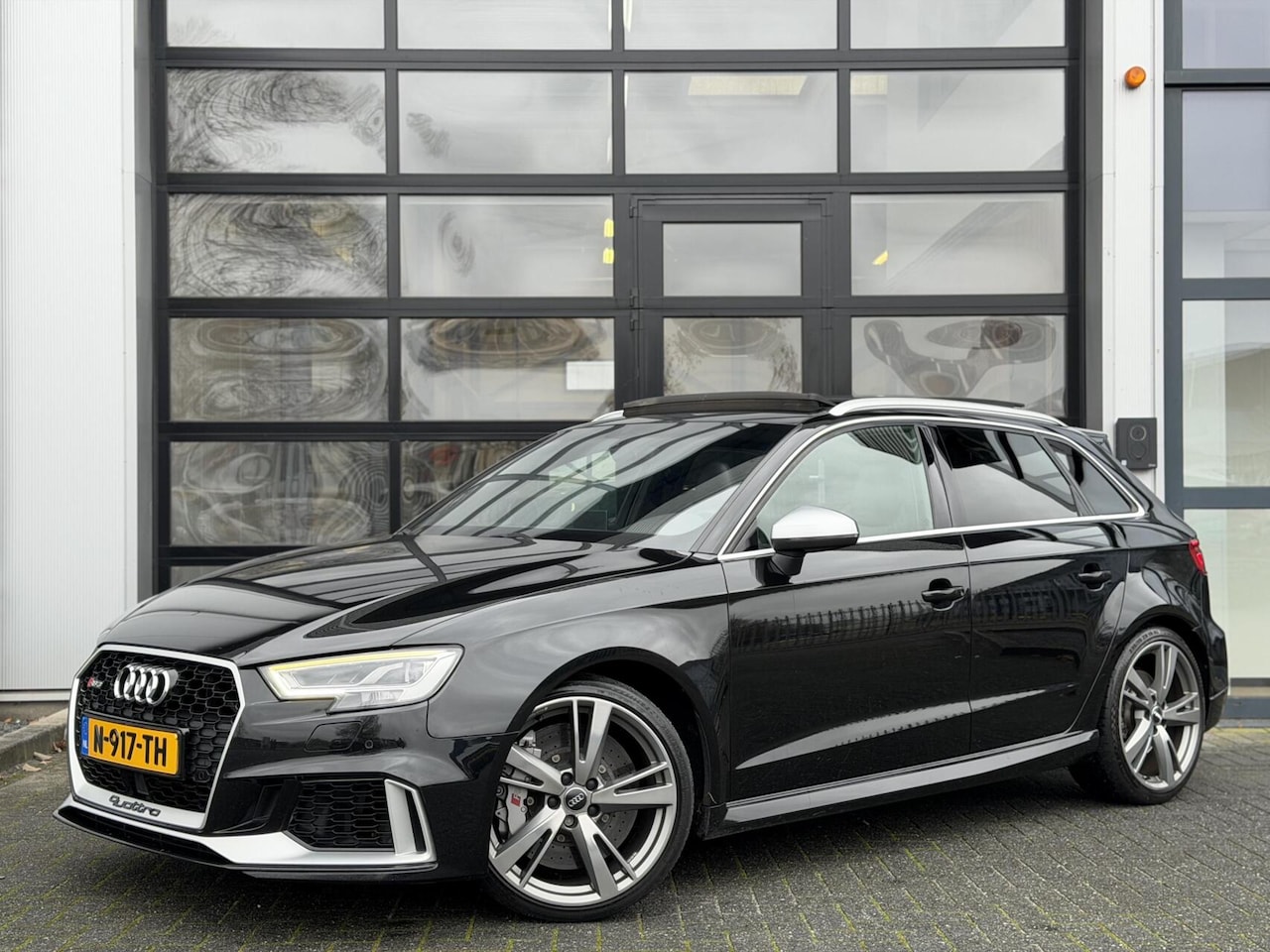 Audi RS3 - Sportback 2.5 TFSI quattro 400PK / KERAMISCH / PANO - AutoWereld.nl