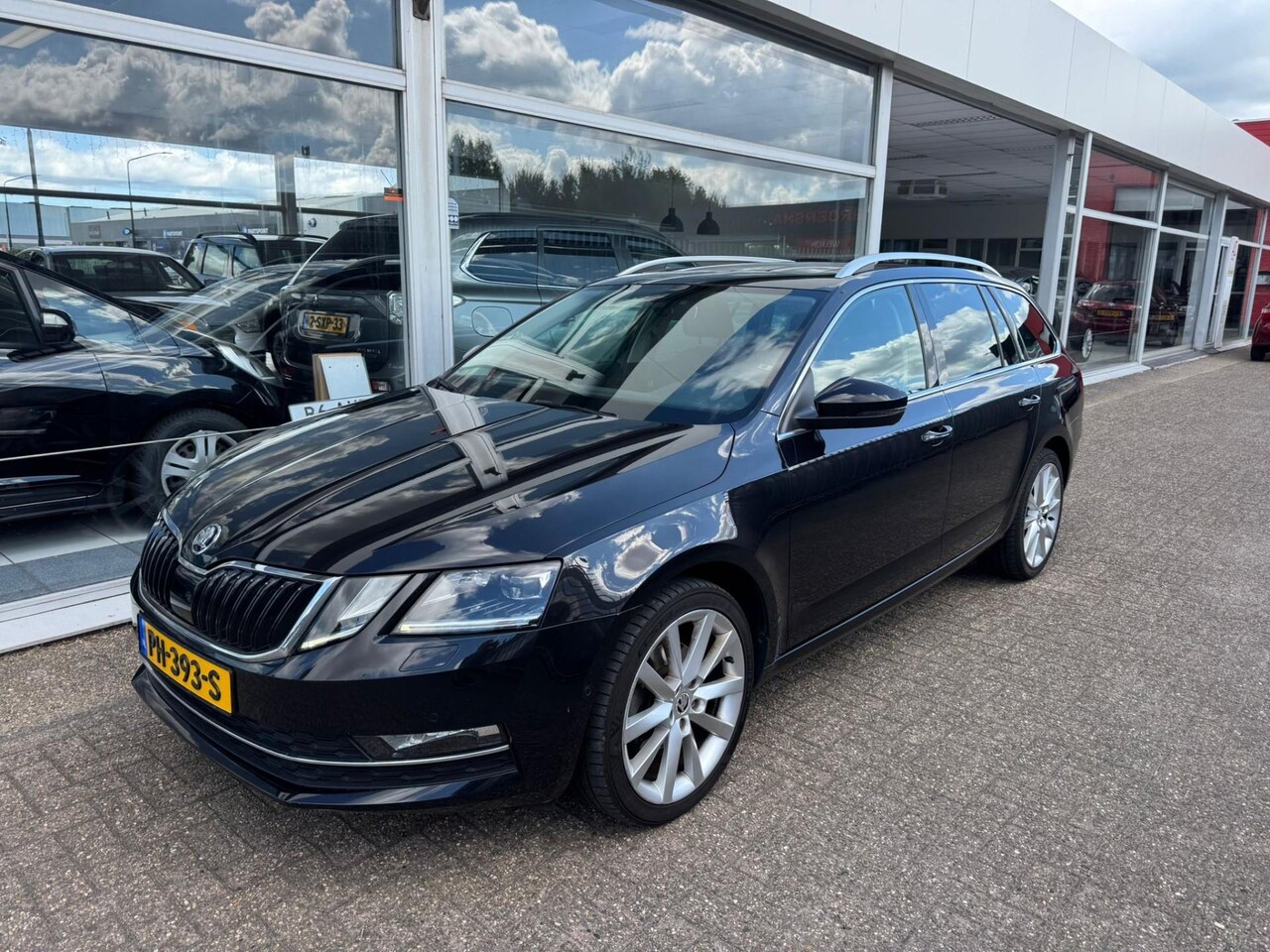Skoda Octavia Combi - 1.0 TSI Greentech Style Business | 2e eigenaar | Automaat | Panoramadak | Cruise control | - AutoWereld.nl