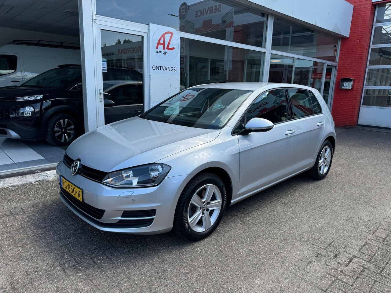 Volkswagen Golf - 1.6 TDI Connected Series - Automaat | Navigatie | Cruise control | Navigatiesysteem full m - AutoWereld.nl