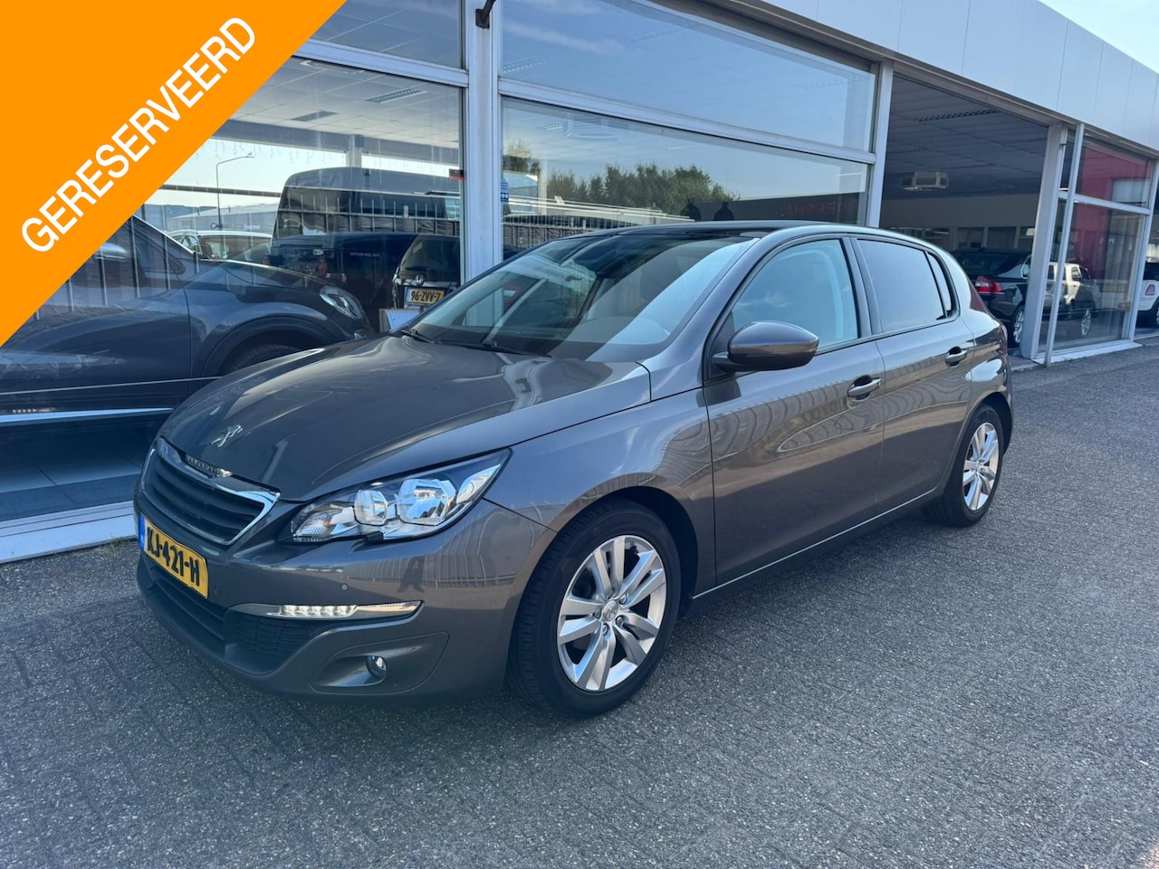 Peugeot 308 - 1.2 PureTech Blue Lease Executive | Airco | Panoramadak | Cruise control | Elektrische ram - AutoWereld.nl