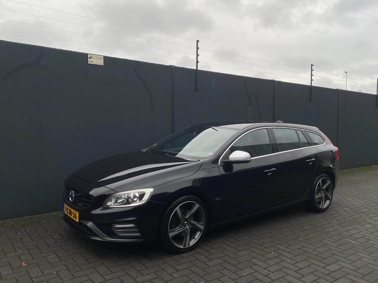 Volvo V60 - 2.0 D4 R-Design RIJDT NIEUW-ZEER SUPER-XENON-181PK - AutoWereld.nl