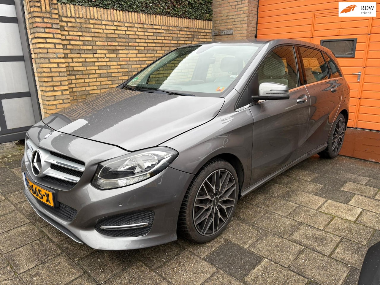 Mercedes-Benz B-klasse - 180 Ambition / inc. 2 sets velgen - AutoWereld.nl
