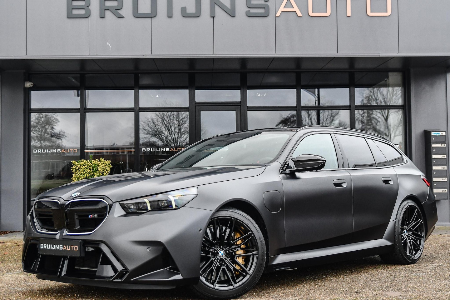 BMW 5-serie Touring - M5 Individual lak |Keramisch|Carbon|Trekhaak| - AutoWereld.nl