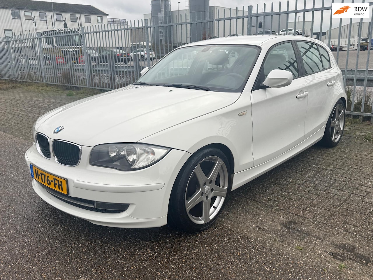 BMW 1-serie - 116i 6-Bak Facelift 5 deurs Sportstoelen LM - AutoWereld.nl