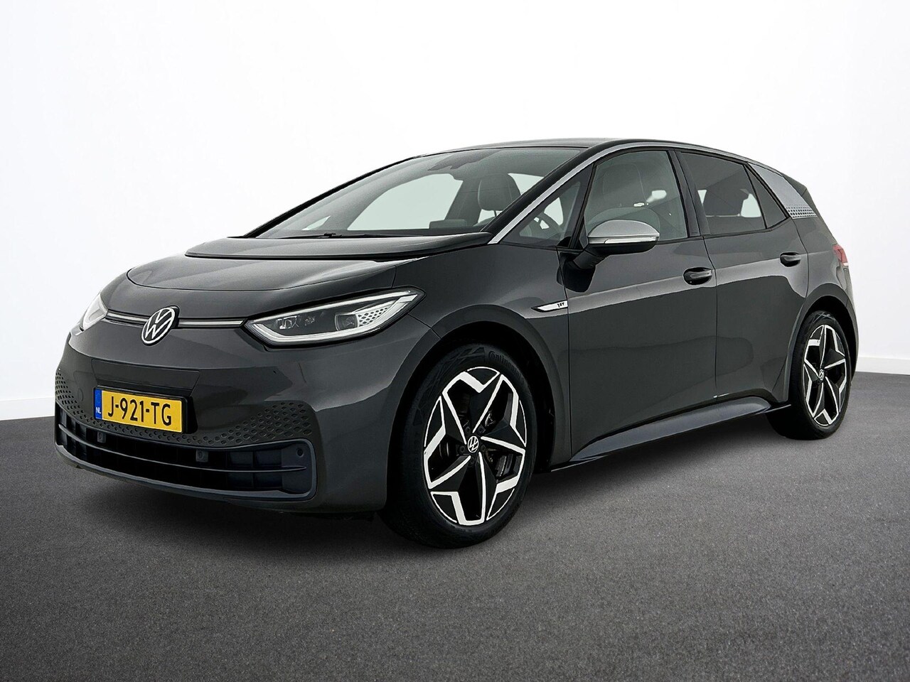 Volkswagen ID.3 - First Plus 58 kWh Airco Navi Carplay 19" LM Velgen Adaptive Cruise Control LED Matrix IQ L - AutoWereld.nl