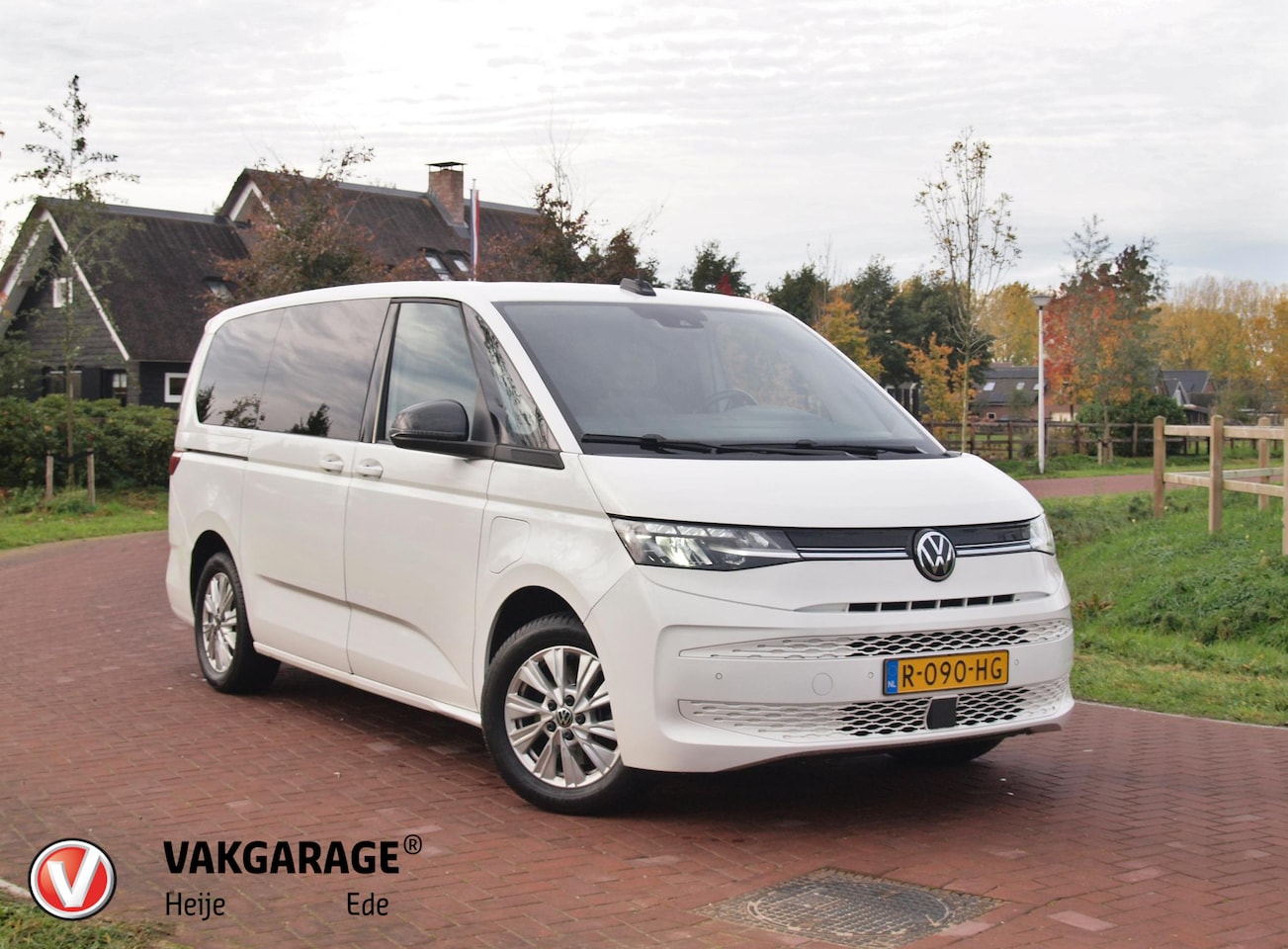 Volkswagen Multivan - 1.4 eHybrid L2H1 Life | 7-persoons | Camera | Cruise Control | Apple Carplay | NL-Auto | - AutoWereld.nl