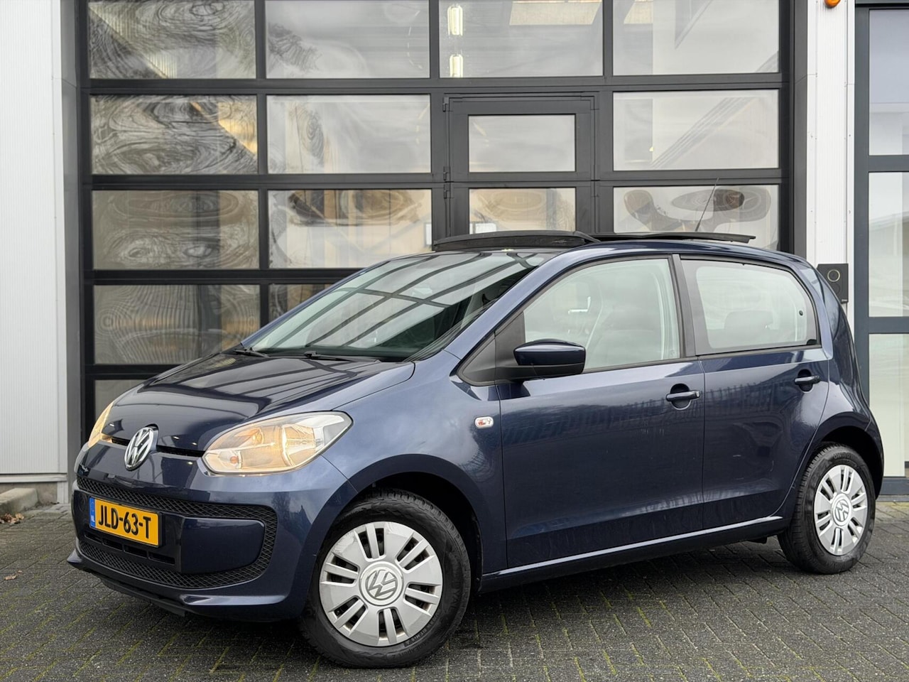 Volkswagen Up! - 1.0 move up! BlueMotion / Panoramadak / Radio - AutoWereld.nl