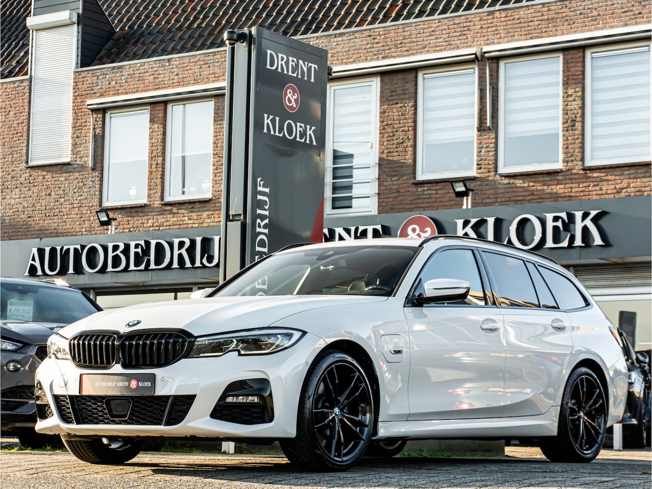 BMW 3-serie Touring - 320e M-Sport Business Edition Plus PANO 19 INCH CAMERA SHADOW LINE TREKHAAK DODEHOEK - AutoWereld.nl