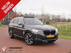 BMW iX3 - Executive 80 kWh | Panoramadak | Camera | Sfeerverlichting | Apple Carplay |