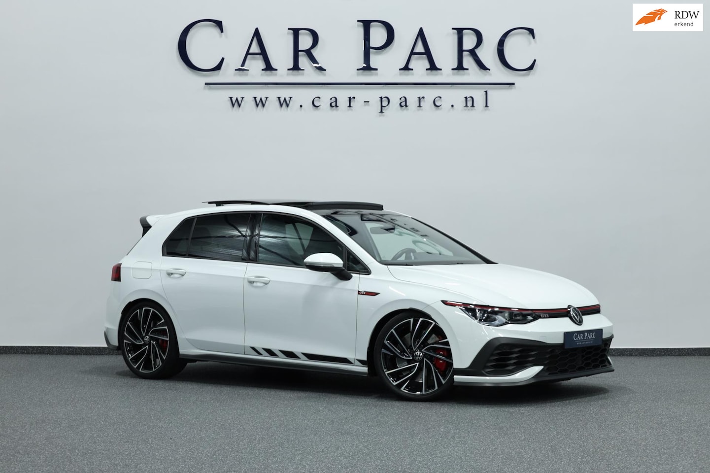 Volkswagen Golf - 2.0 TSI GTI Clubsport 301+PK LED+IQ/PANO/HALF LEER+ALCANTARA+S.VERWARMING/19"/LINE/ACC/ECC - AutoWereld.nl
