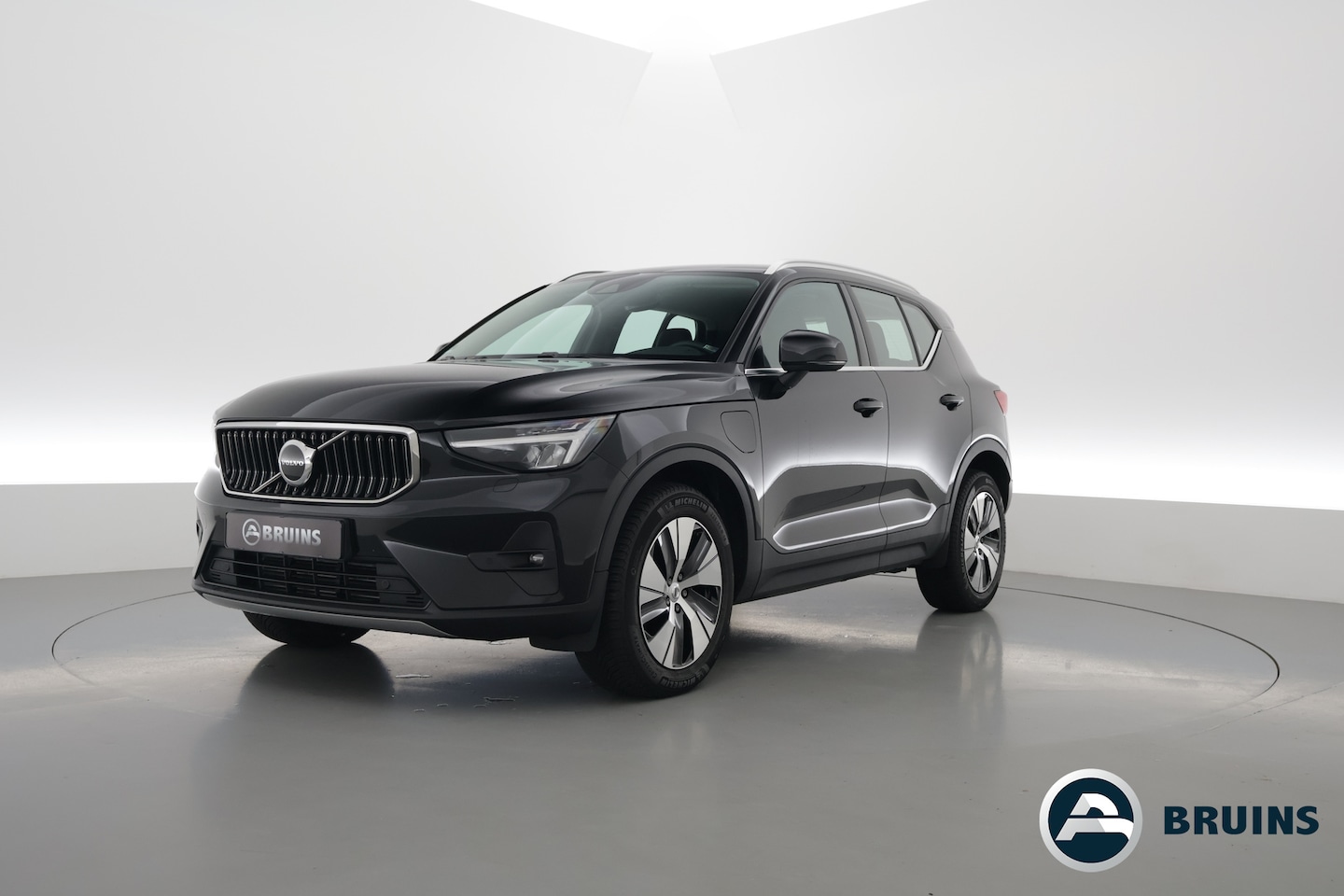 Volvo XC40 - 1.5 T4 Plug-in hybrid Plus Bright Facelift | Leer | Elek. stoelen | H&K Audio | Adap. cru - AutoWereld.nl