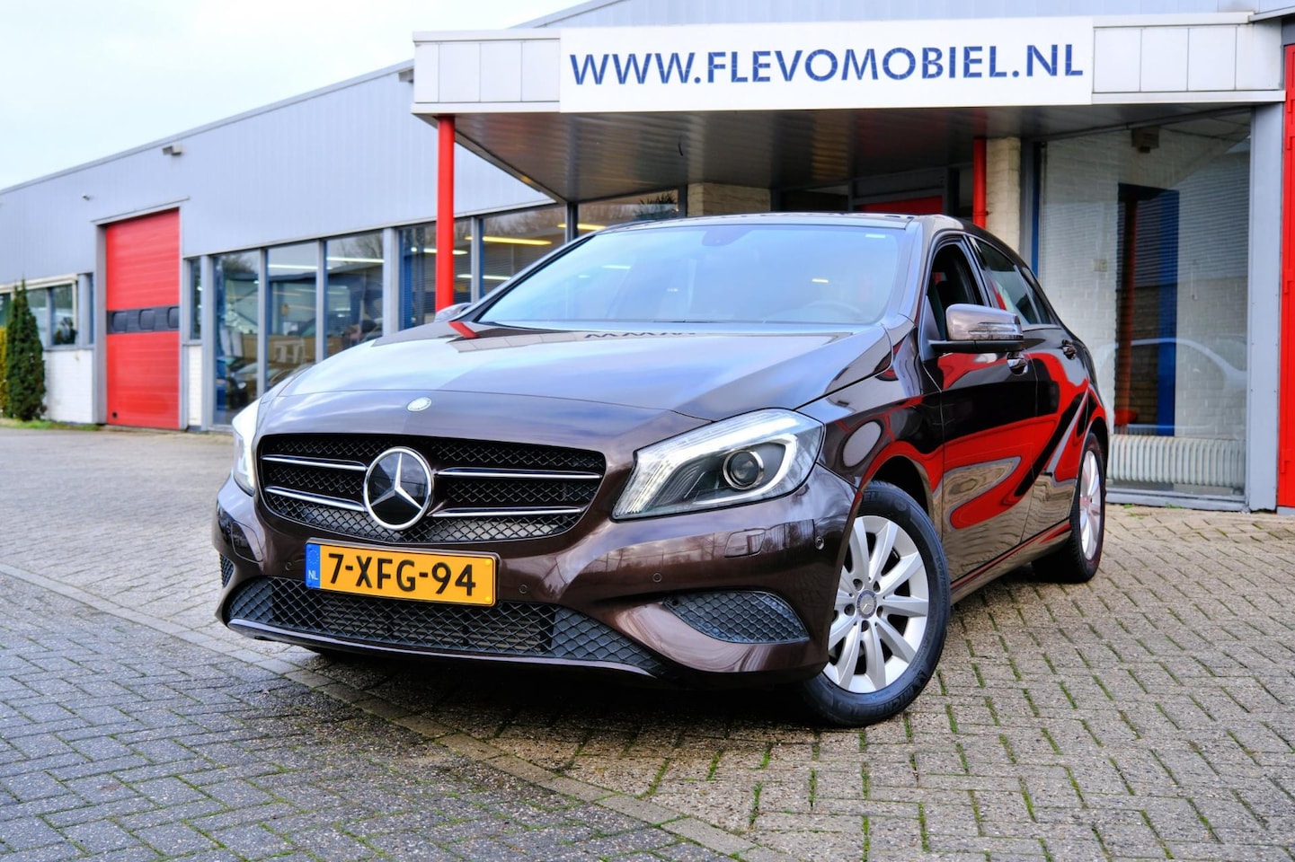 Mercedes-Benz A-klasse - 180 Ambition Comfort Aut. *38.425km!* Pano|1e Eig|Half Leder|Navi|Sportstoelen|LMV - AutoWereld.nl