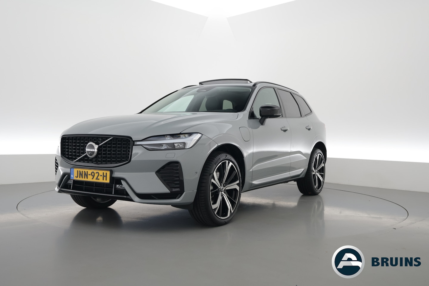 Volvo XC60 - 2.0 T8 Plug-in hybrid AWD Plus Dark Pano-dak | Head-up | Adap. cruise | 360 camera | H&K A - AutoWereld.nl
