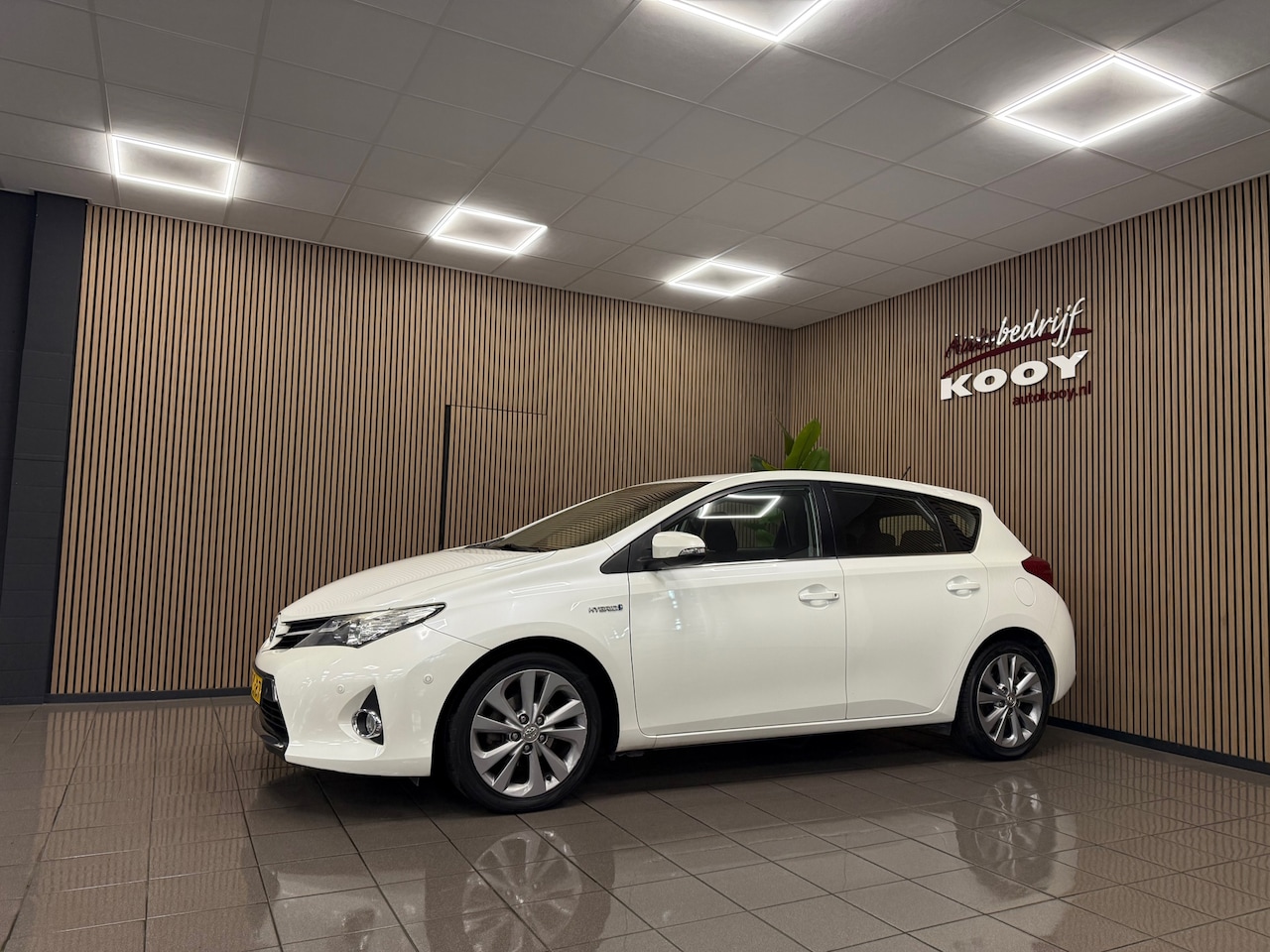 Toyota Auris - 1.8 Hybrid Executive * Dealer onderhouden / Navigatie / Stoelverwarming / Camera * - AutoWereld.nl