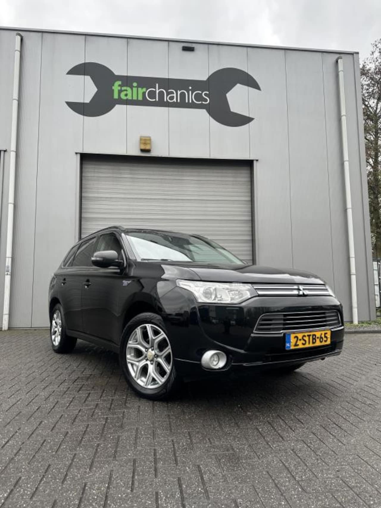 Mitsubishi Outlander - 2.0 PHEV | Stoelverwarming | Trekhaak | Pano - AutoWereld.nl