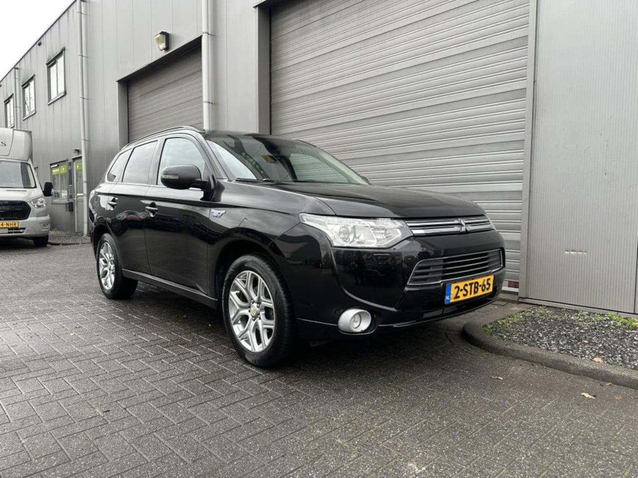 Mitsubishi Outlander - 2.0 PHEV | Stoelverwarming | Trekhaak | Pano - AutoWereld.nl
