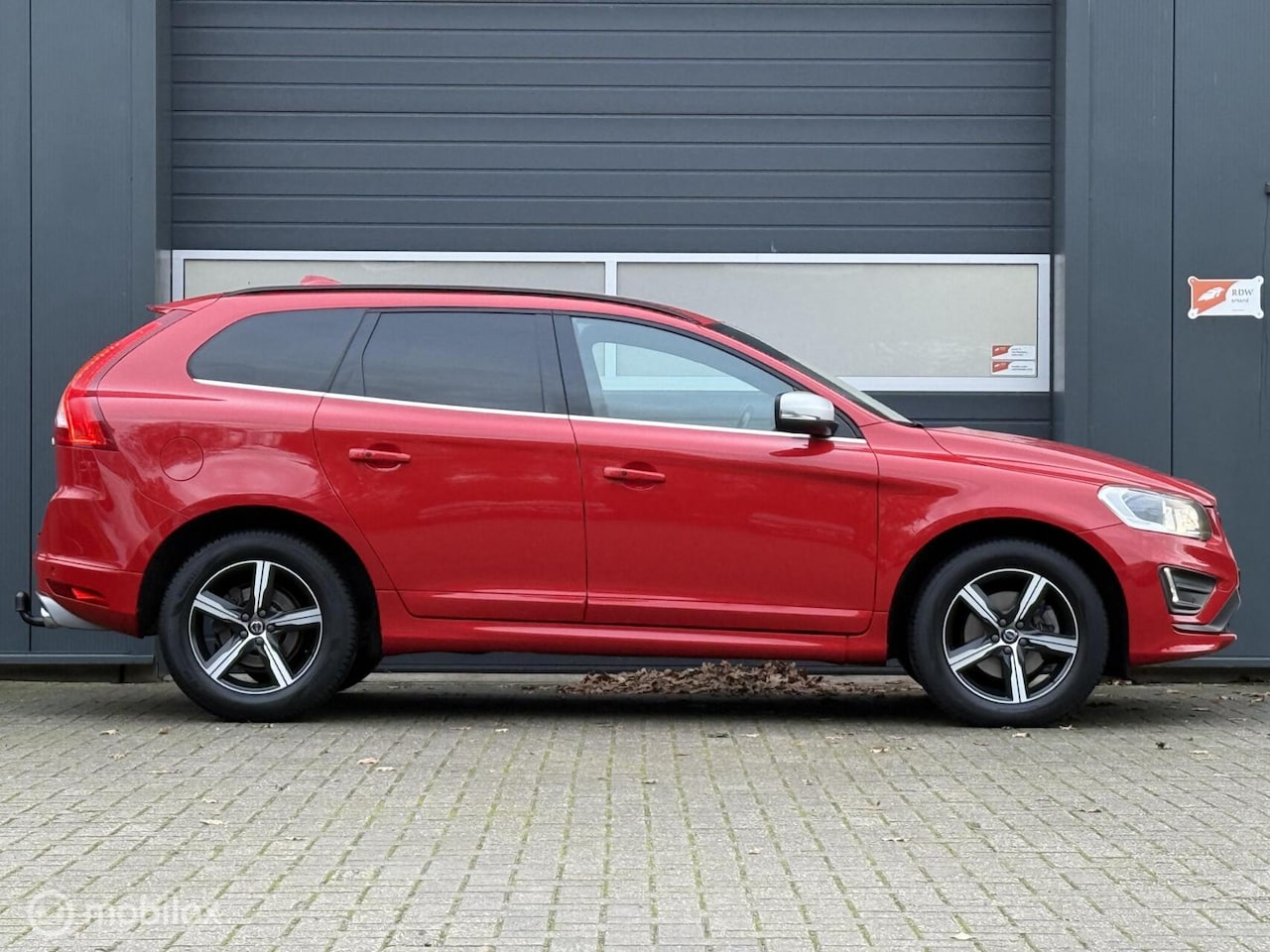 Volvo XC60 - 2.0 D3 Geartronic-8 R-design Unieke auto-nav-trekhaak-standkachel-adaptieve cruise - AutoWereld.nl