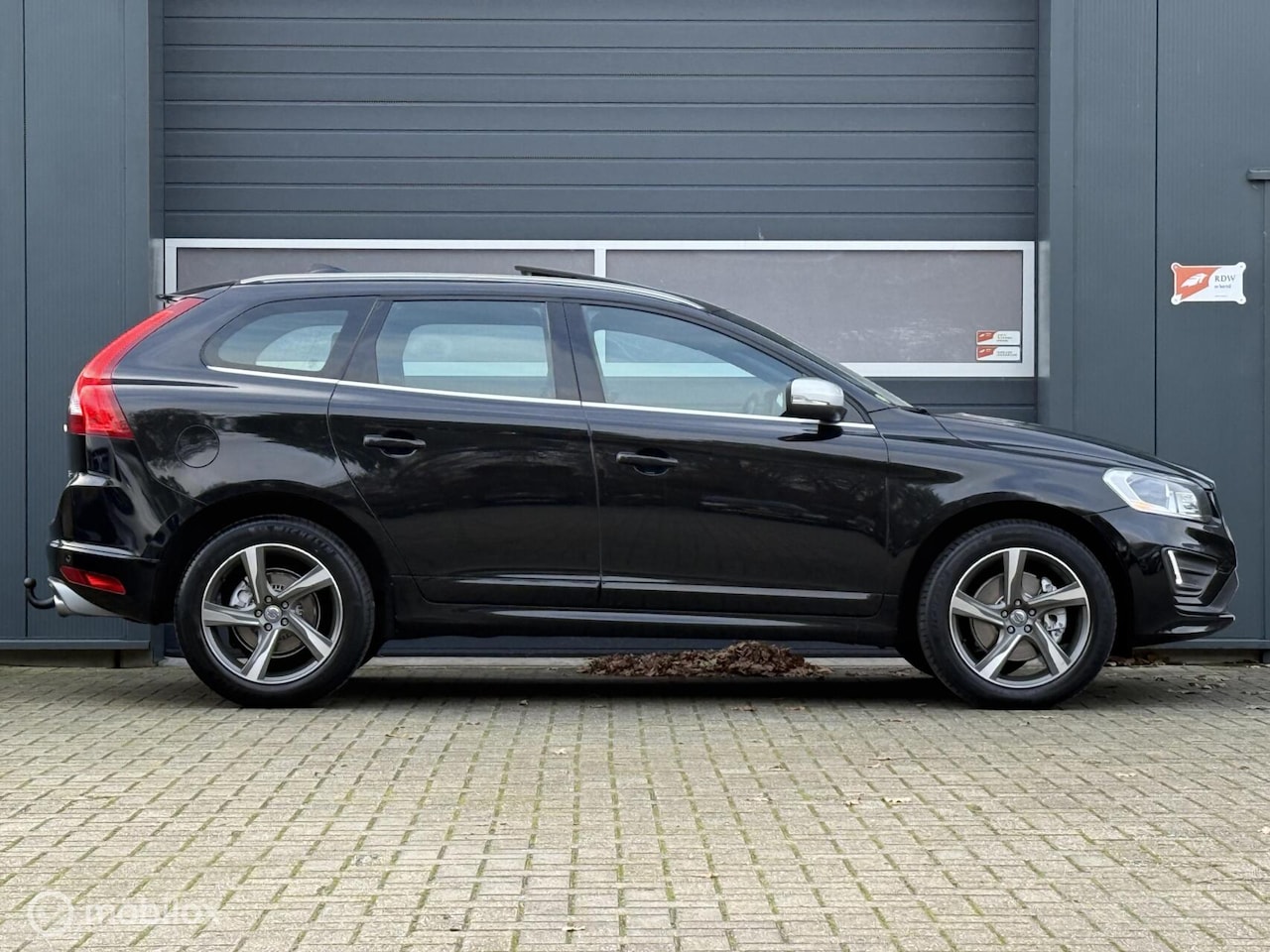 Volvo XC60 - 2.4 D5 AWD 215PK R-Design Geartronic Panodak/Nav/Xenon/19inch/Camera/Trekhaak/AdapCC/Blis/ - AutoWereld.nl
