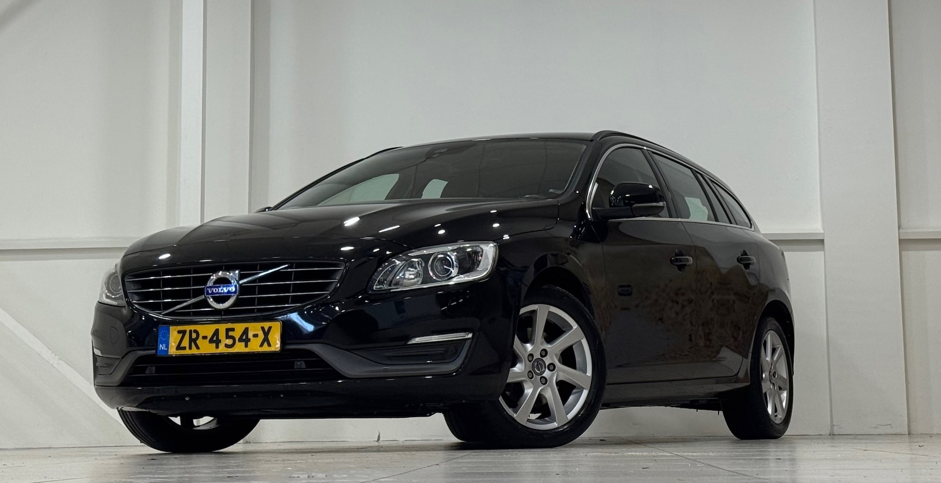 Volvo V60 - 1.6 T4 Momentum 180pk Camera Navigatie Led Mooi! - AutoWereld.nl