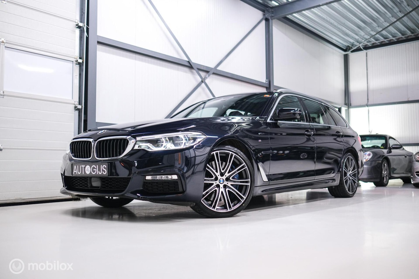 BMW 5-serie Touring - 540d xDrive High Executive | B&W audio | Adaptive | HUD | 360 camera | Carbon Black | Pano - AutoWereld.nl