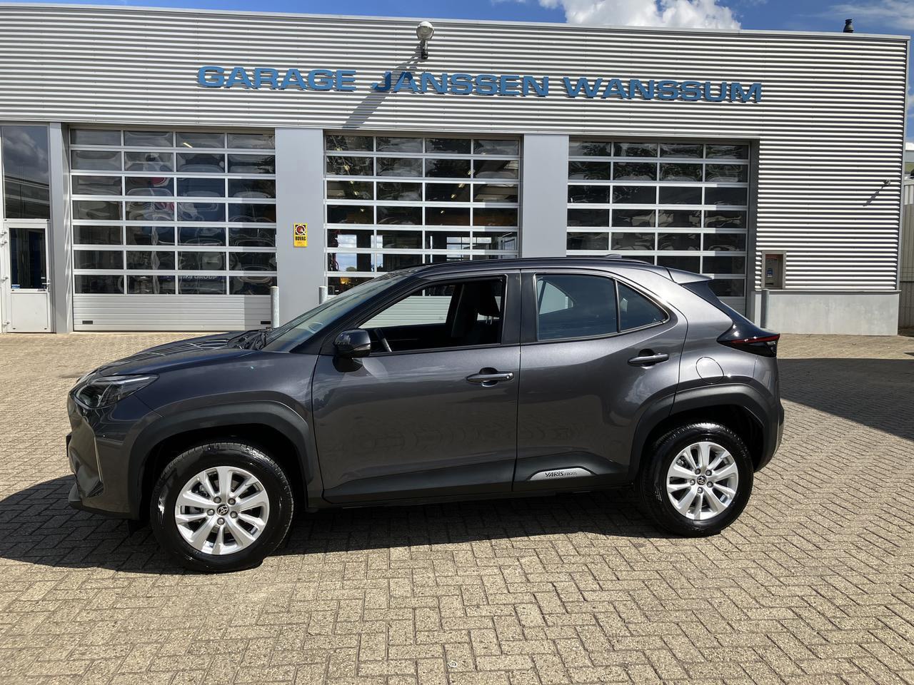 Toyota Yaris Cross - 1.5 HYBRID ACTIVE NAVI ELECTR ACHTERKLEP - AutoWereld.nl