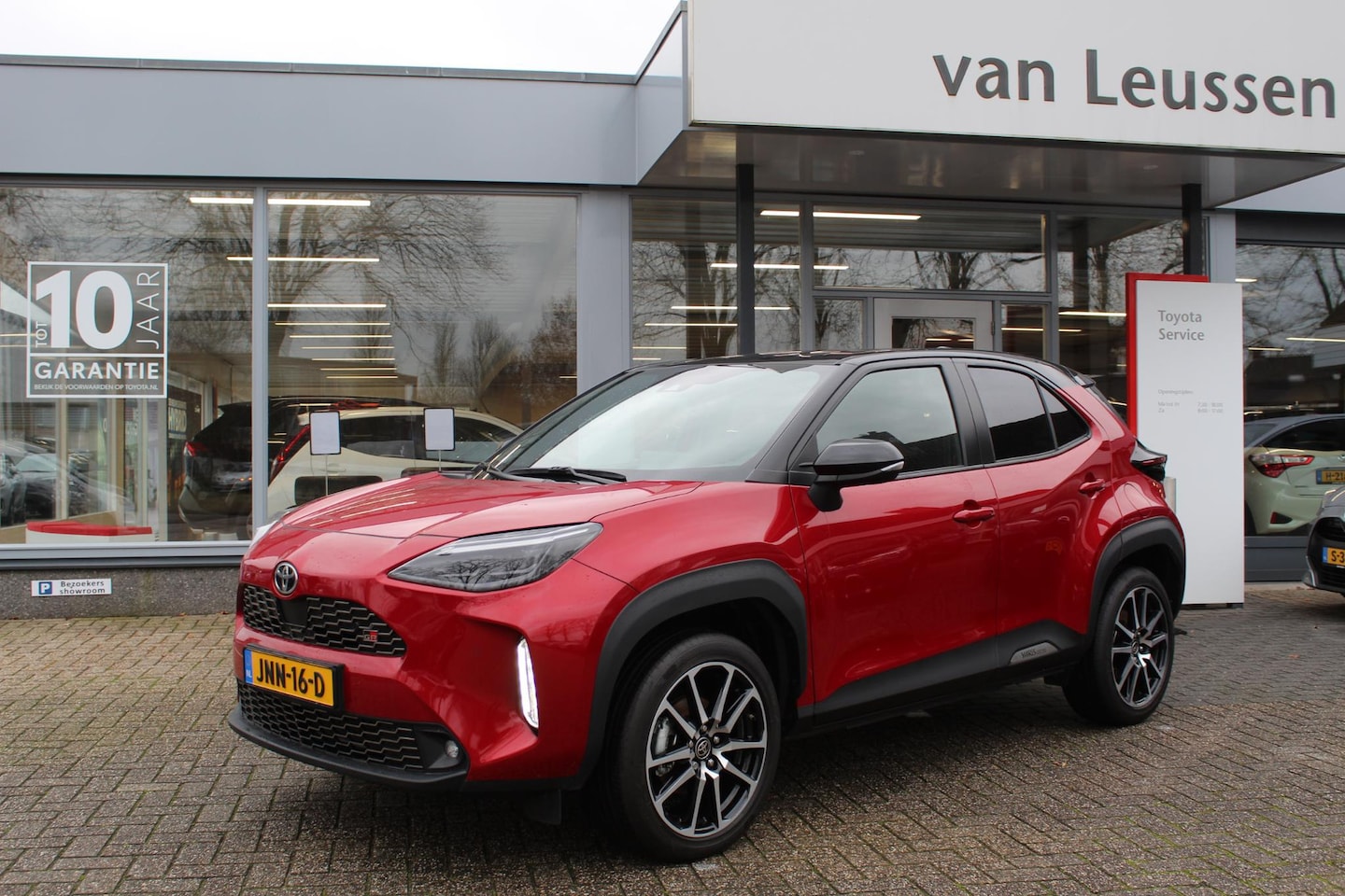 Toyota Yaris Cross - 1.5 HYBRID GR-SPORT DODEHOEK KEYLESS STOELVERW. PARK.SENSOREN V+A APPLE/ANDROID DRAADLOOS - AutoWereld.nl
