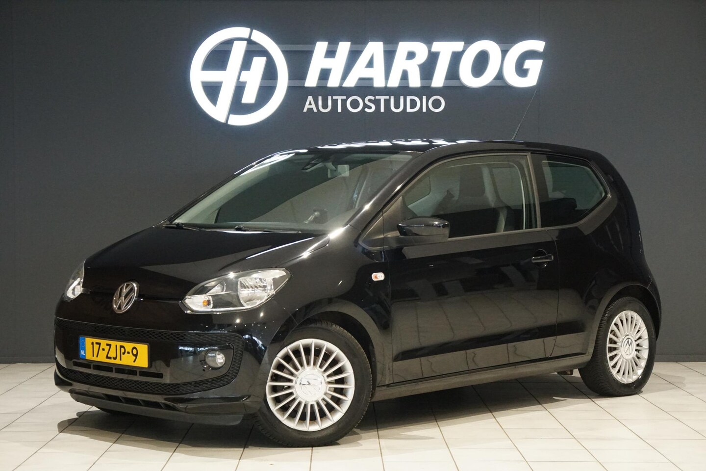 Volkswagen Up! - 1.0 high up! + NAVIGATIE / AIRCO - AutoWereld.nl
