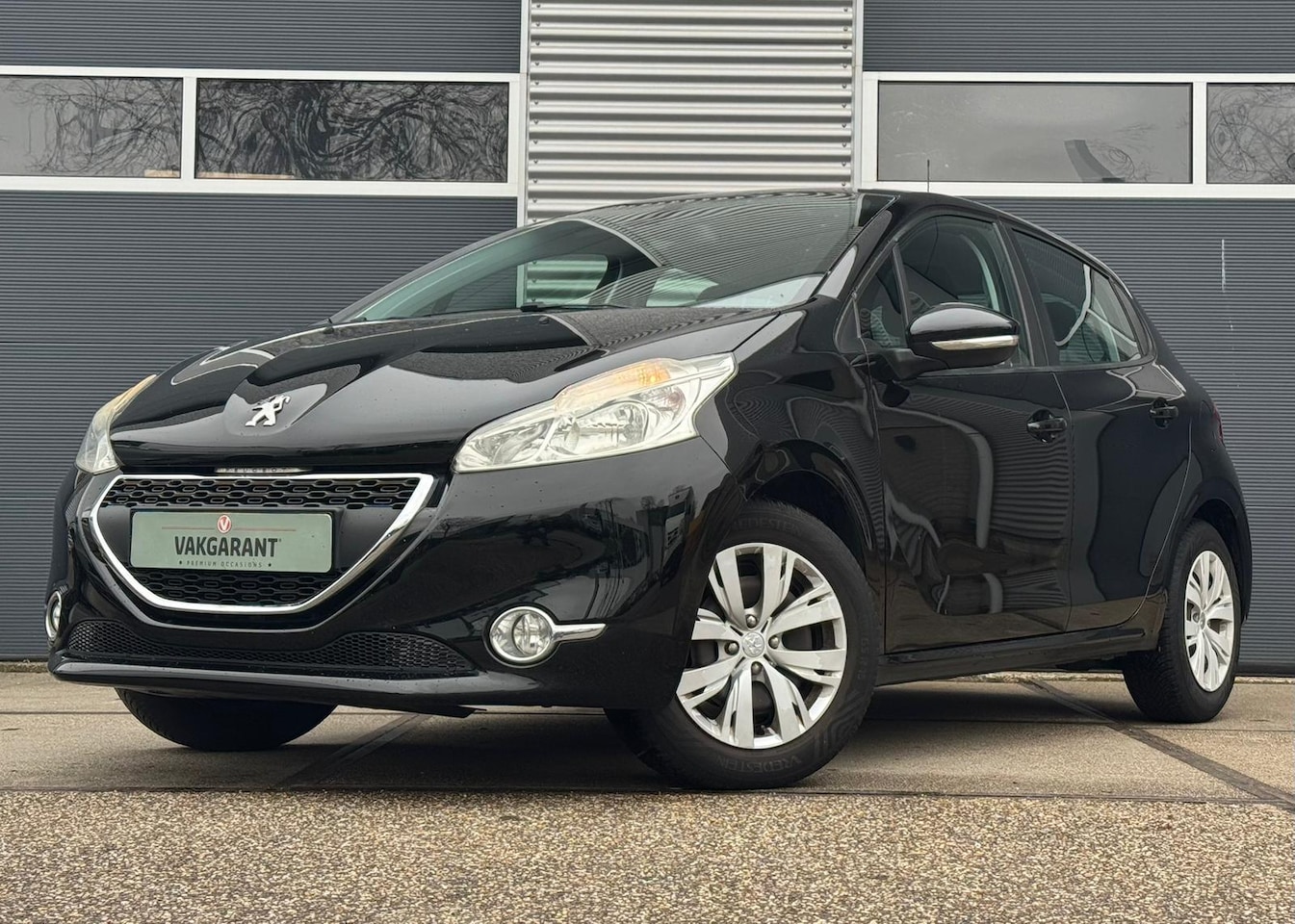 Peugeot 208 - 1.2 VTi Envy |Climate |Trekhaak |Navi |Sensoren |Cruise - AutoWereld.nl