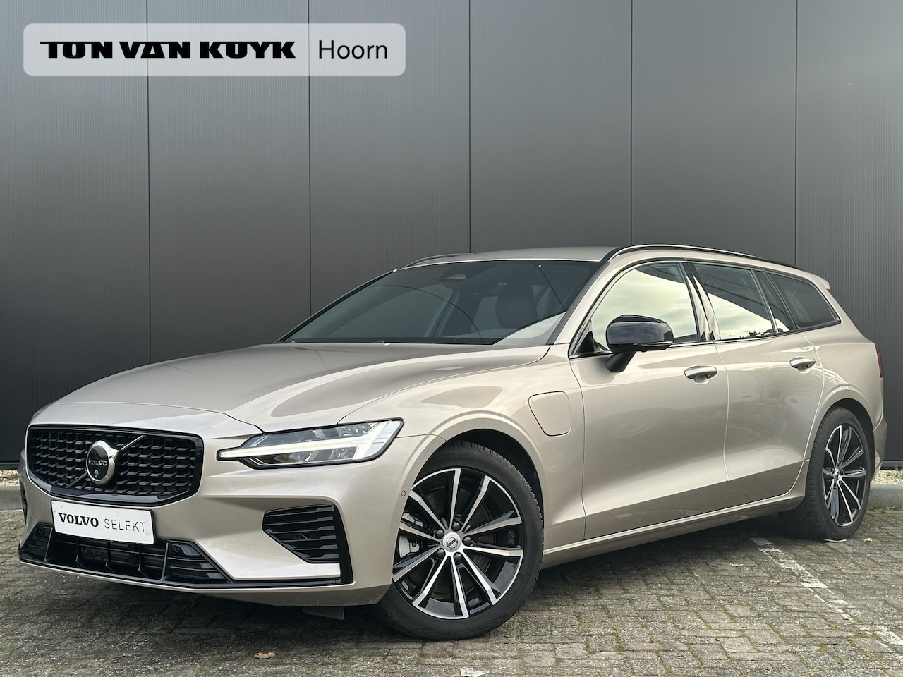Volvo V60 - 2.0 T6 Plug-in hybrid AWD Plus Dark Adaptieve cruise control / BLIS / 360 camera / elektr. - AutoWereld.nl
