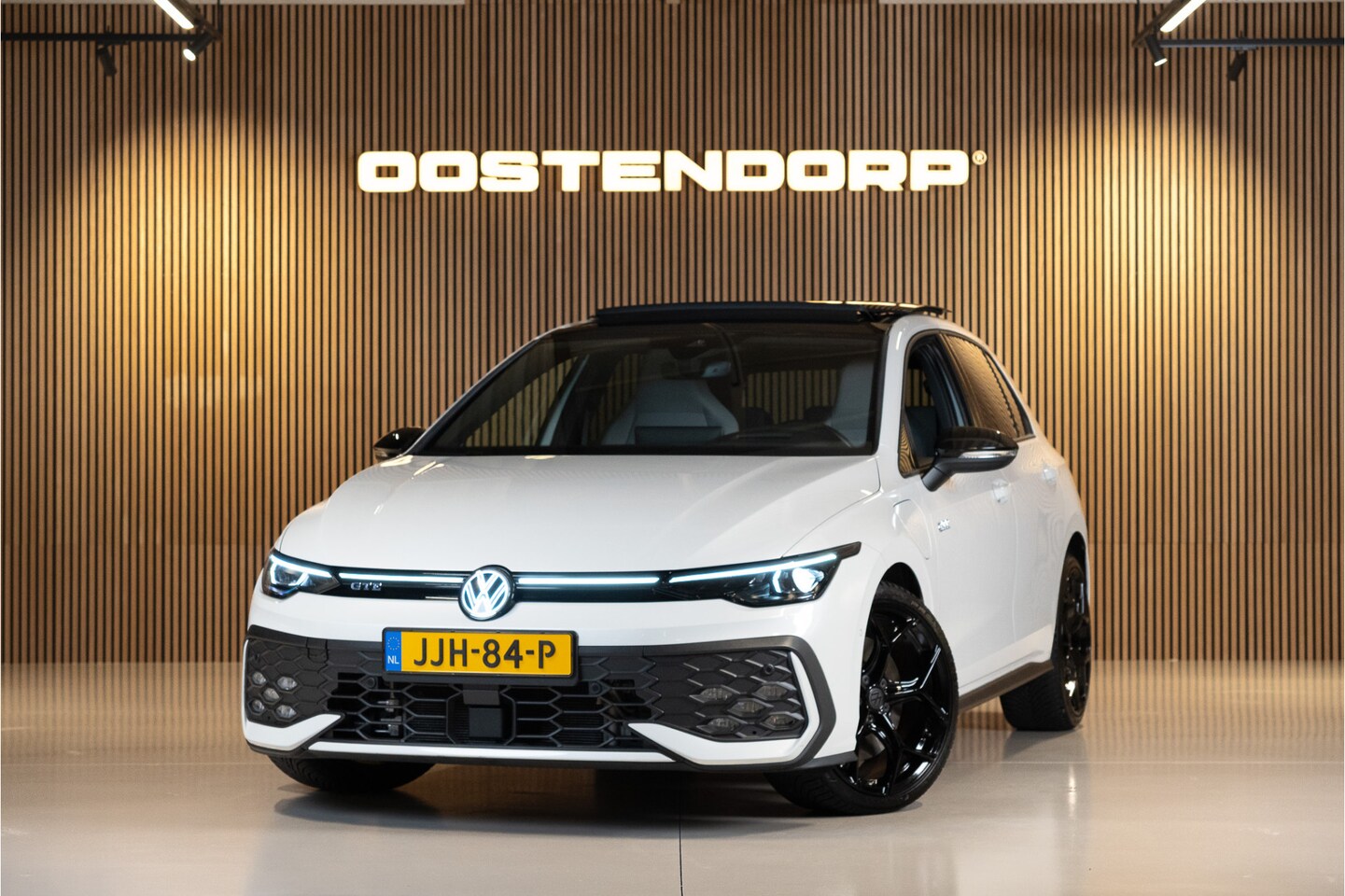Volkswagen Golf - 1.5/272pk eHybrid GTE|2025|Panoramadak|Leer+Memory|Matrix LED|Trekhaak|19"Blackstyle|Cruis - AutoWereld.nl