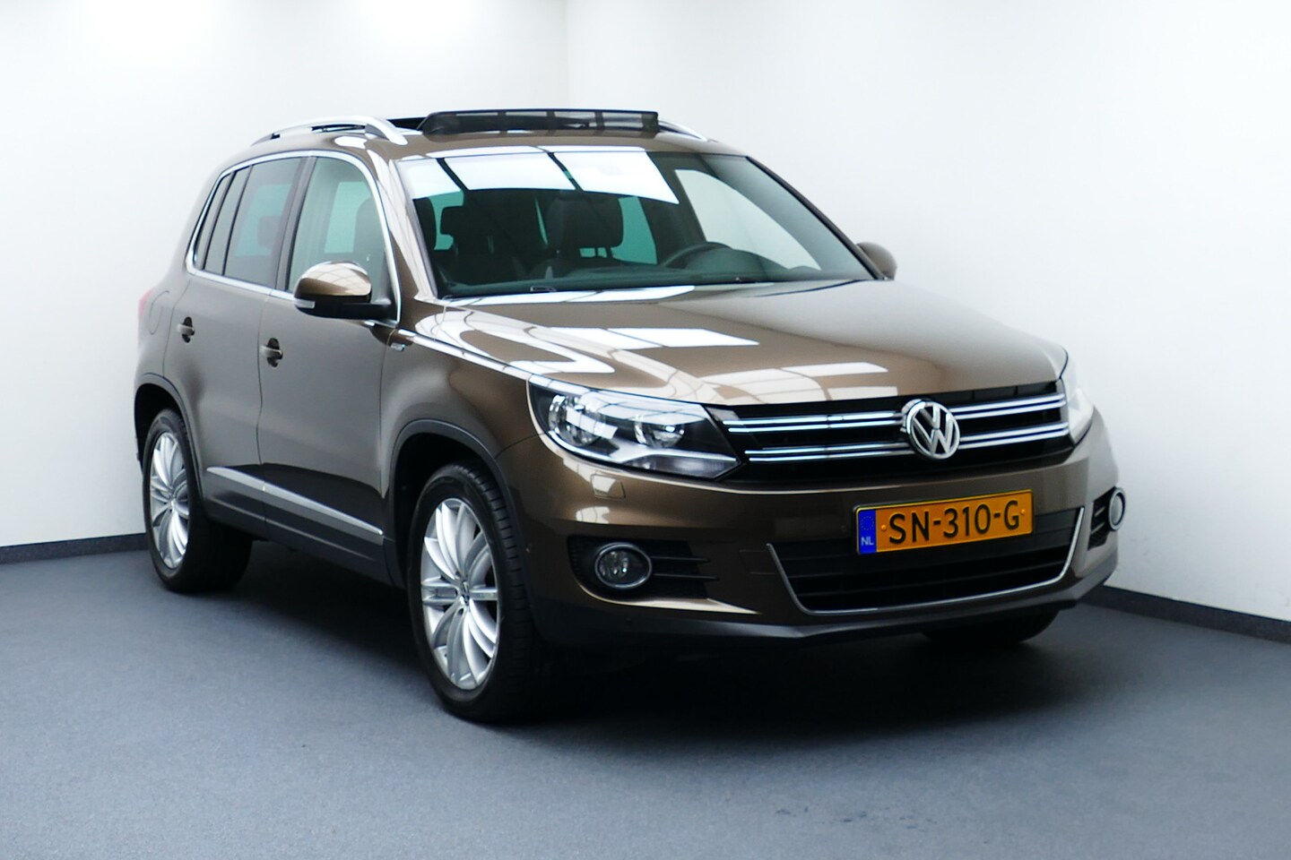 Volkswagen Tiguan - 1.4 160pk TSI Sport&Style. Panodak, StoelVerw, Clima, Cruise, Navi, 18"LMV, Haak 1800kg - AutoWereld.nl