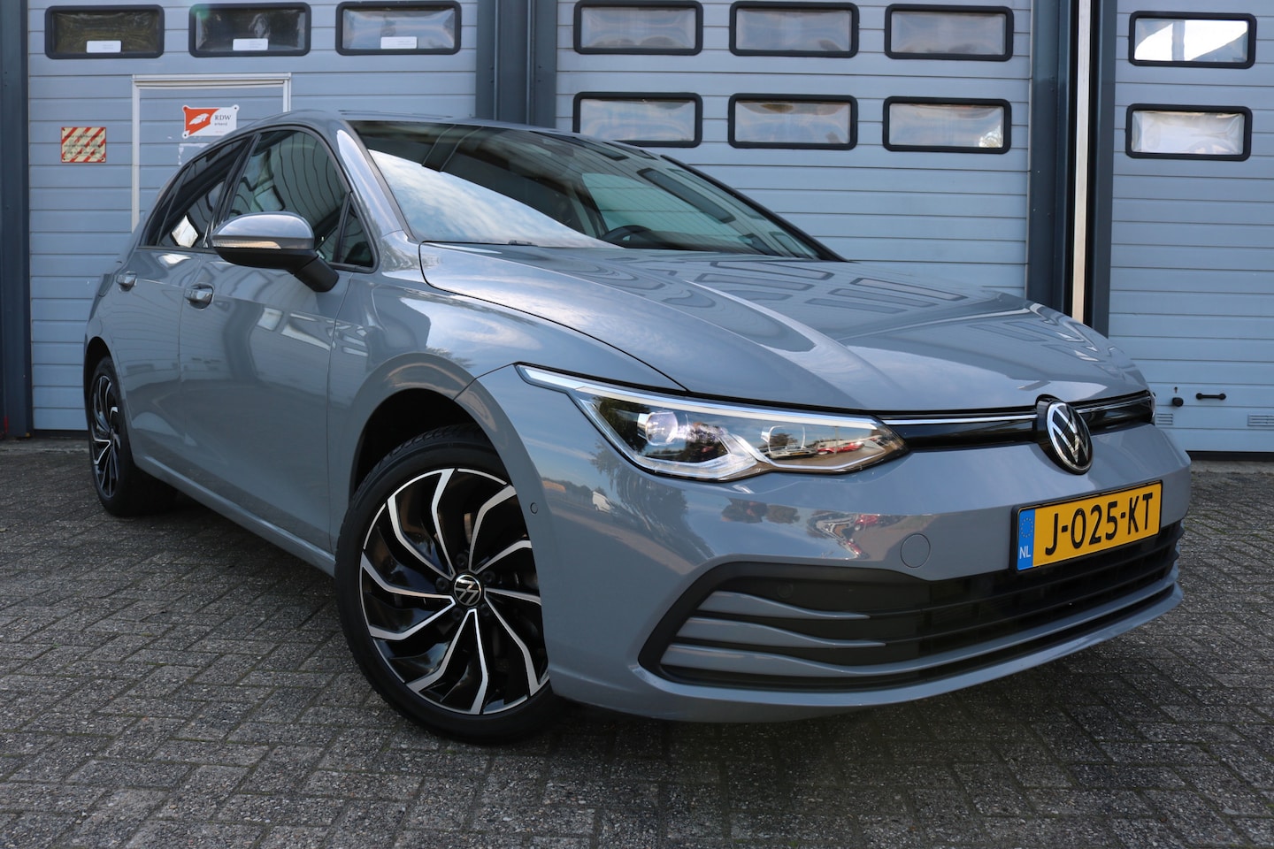 Volkswagen Golf - 1.5 TSI Life Business Xenon Virtuel cockpit Sportzetels Camera Led Bj:2020 - AutoWereld.nl