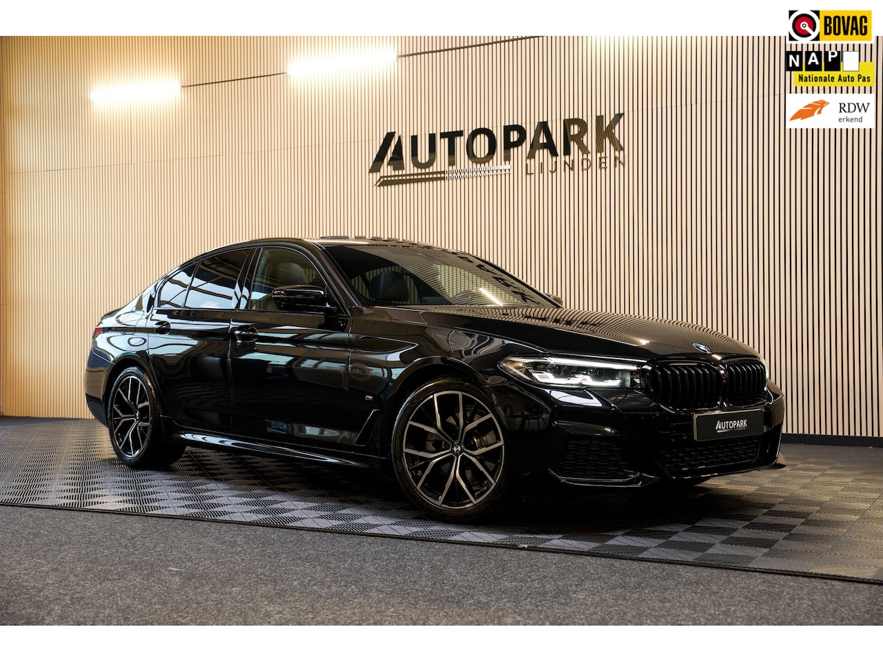 BMW 5-serie - 520i M-Sport PANO/HUD/360CAM/GARANTIE 2027/MEMORY/SFEERVERLICHTING/BOMVOL! - AutoWereld.nl