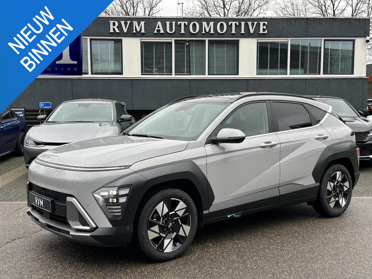Hyundai Kona - 1.6 GDI HEV Premium Sky VAN: 44.300,- VOOR: 35.877,- UW EINDEJAARSVOORDEEL: 8.413,- euro N - AutoWereld.nl