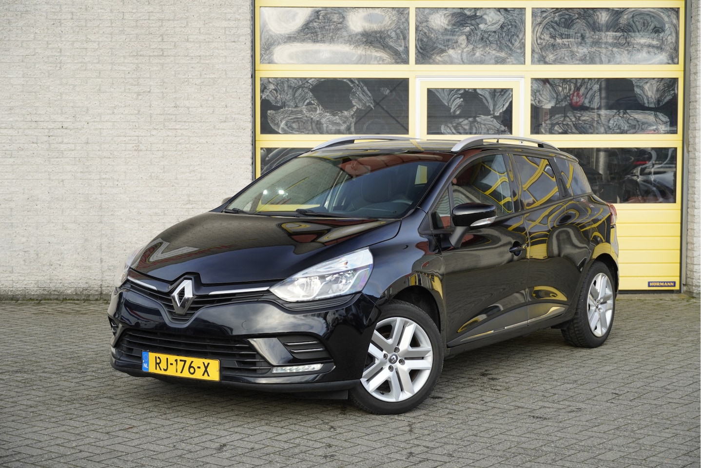 Renault Clio Estate - 0.9 TCe Zen BJ2017 Led | Pdc | Navi | Trekhaak | Airco | Cruise control | Extra getint gla - AutoWereld.nl