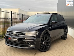 Volkswagen Tiguan - 1.5 TSI R-Line Panorama Virtual ACC Trekhaak Leder