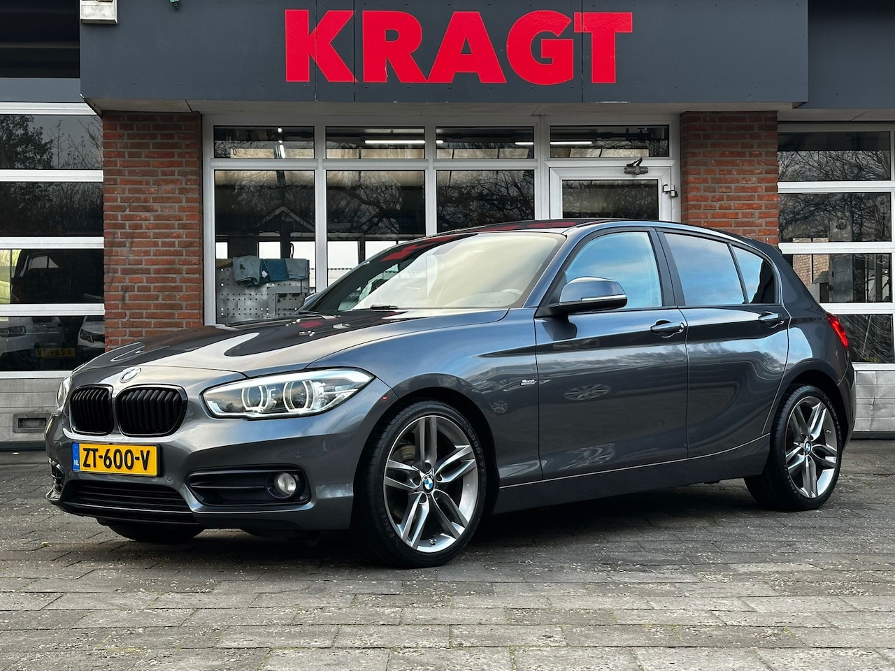 BMW 1-serie - Sportline 118i 136 pk - Automaat - LED - afn. Trekhaak - Sportstoelen - AutoWereld.nl