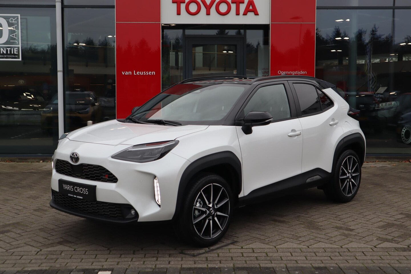 Toyota Yaris Cross - HYBRID 130 GR-SPORT NIEUW&DIRECT LEVERBAAR! PANODAK JBL-AUDIO STOELVER. HEAD-UP BLISS 18"L - AutoWereld.nl