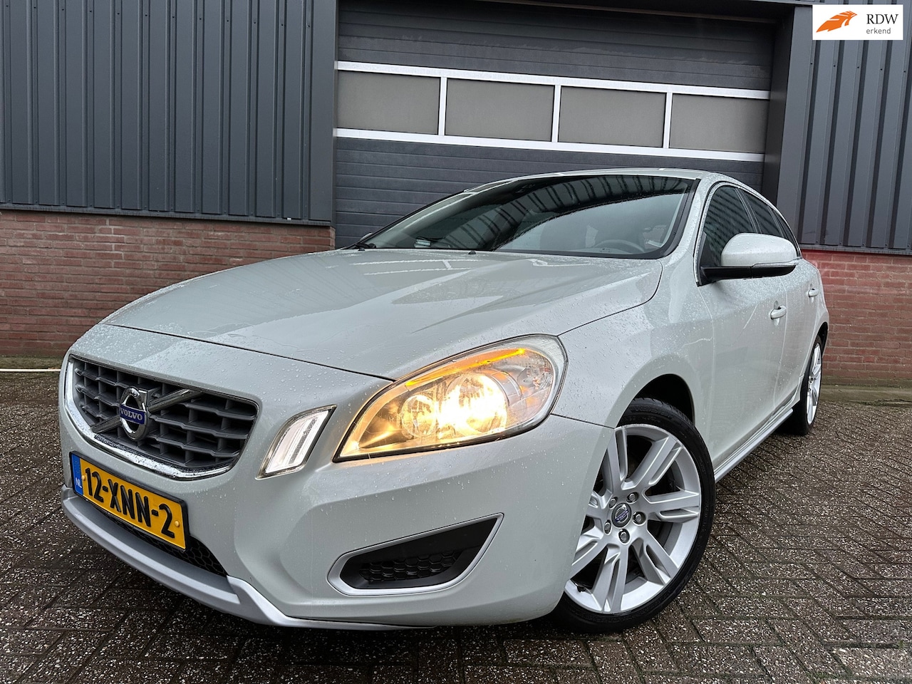 Volvo V60 - 1.6 T3 200PK Momentum / 18 inch / Lederen bekleding / Stoelverwarming - AutoWereld.nl