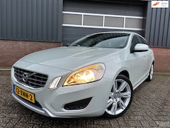 Volvo V60 - 1.6 T3 200PK Momentum / 18 inch / Lederen bekleding / Stoelverwarming