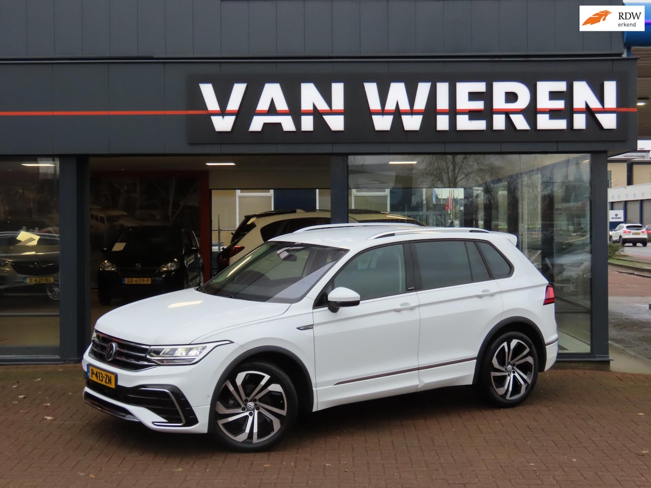 Volkswagen Tiguan - 2.0 TDI R-Line Aut. Trekhaak 20" Camera Navi Winterpack - AutoWereld.nl