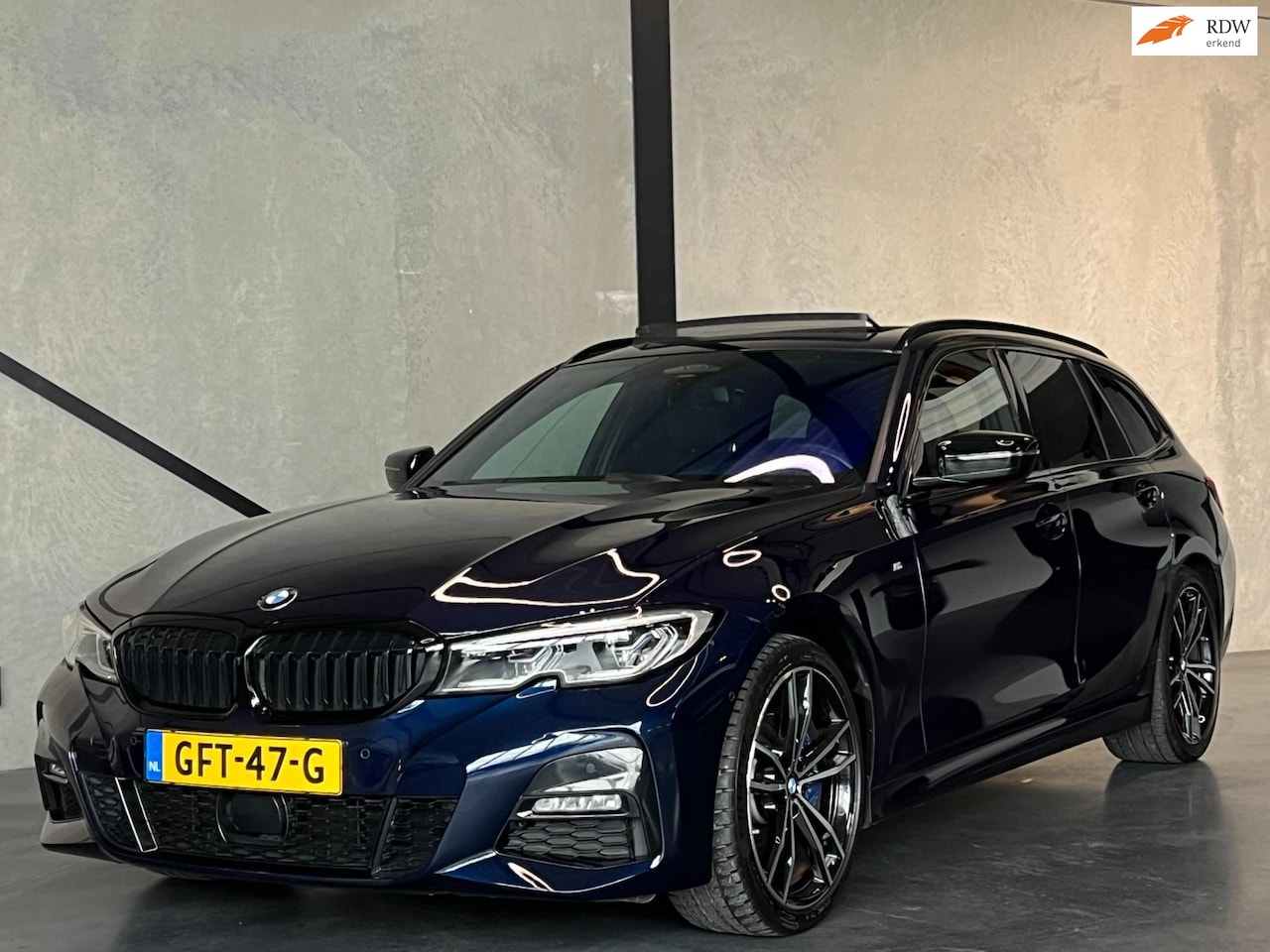 BMW 3-serie Touring - 330i xDrive 330i xDrive,Pano,Laser,HeadUp,ACC,Trekhaak,Gesture, Driving assistance pro, Adaptive M ver - AutoWereld.nl